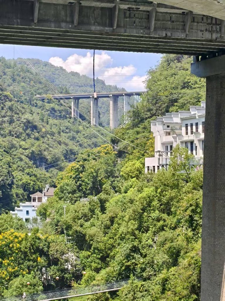 图片[4]-湖北宜昌 三峡 蹦极 绳子断了 人摔在台子边上，掉水里两分钟才捞上来，水里全是血！官方通报是扣子没扣好，并不是绳子断了！我担心的事还是发生了！-测试测试