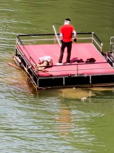 湖北宜昌 三峡 蹦极 绳子断了 人摔在台子边上，掉水里两分钟才捞上来，水里全是血！官方通报是扣子没扣好，并不是绳子断了！我担心的事还是发生了！-测试测试