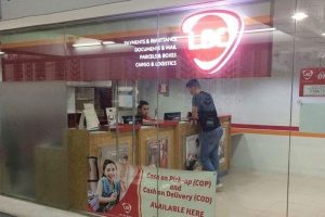 菲律宾塔盖泰LBC快递店惊魂夜！3名嫌犯光天化日破门洗劫，典当珠宝一扫而空-测试测试