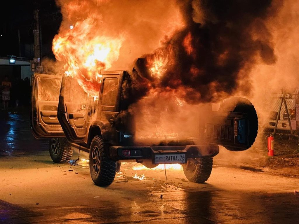 金边豪华Jeep自燃事故！烧成骨架无人员伤亡-测试测试