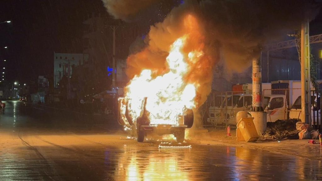 图片[2]-金边豪华Jeep自燃事故！烧成骨架无人员伤亡-测试测试