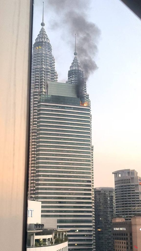 马来西亚双子塔旁边酒店今天着火了-测试测试