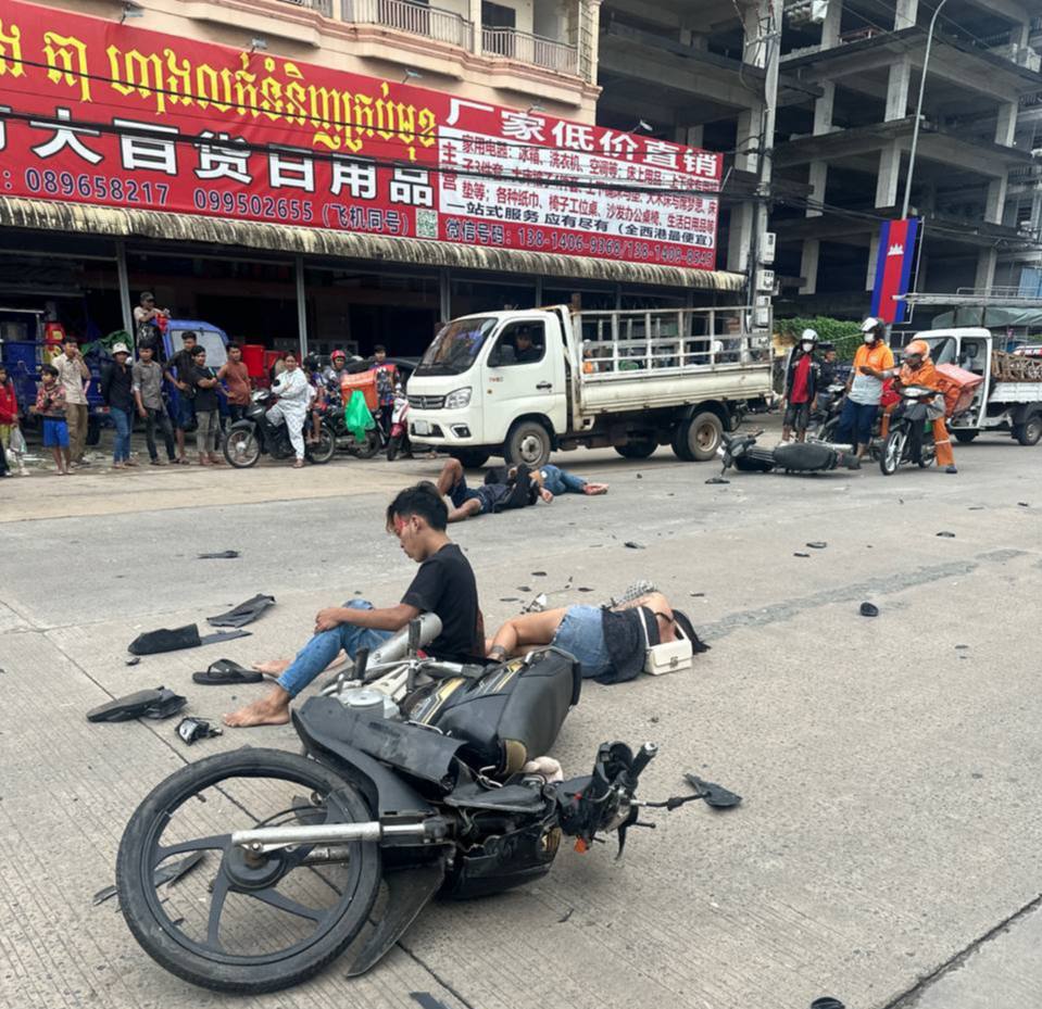 刚刚西港的一群精神小伙在街头飙车翻车了，直接全队倒下了。-测试测试