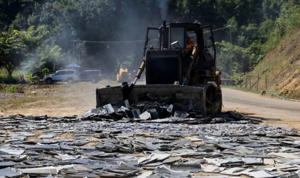 图片[3]-缅甸”铁腕清场”！近万件电诈设备血洗焚毁，猛拉垃圾场成”死亡熔炉-测试测试