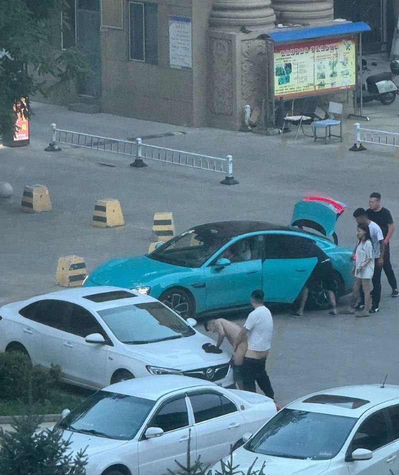 图片[2]-东营小米SU7 东营蓝色小米su7两个男的太有节目了，保安大爷都惊呆了，活了一辈子没见过这种大场面！-测试测试