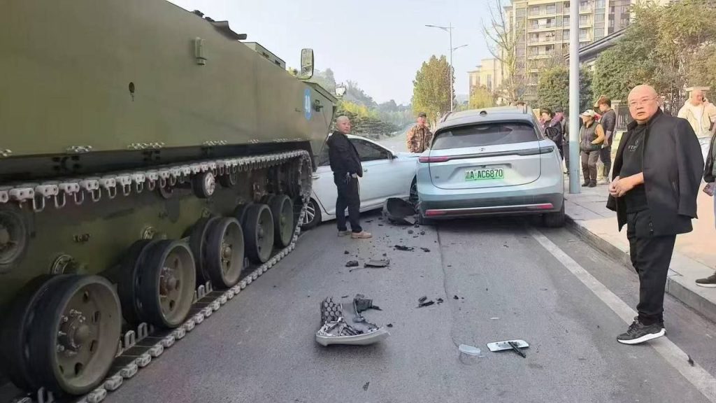 坦克追尾 #装甲车追尾 重庆市九龙坡区坦克追尾，装甲车无责！-测试测试