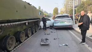 坦克追尾 #装甲车追尾 重庆市九龙坡区坦克追尾，装甲车无责！-测试测试