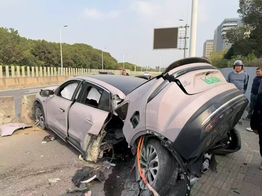 车祸 #女司机 这车不错啊，撞成两截也没起火，司机也还活着！-测试测试