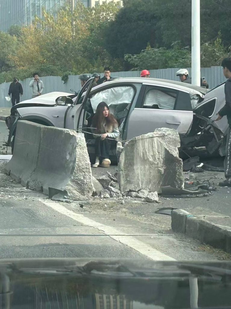 图片[2]-车祸 #女司机 这车不错啊，撞成两截也没起火，司机也还活着！-测试测试