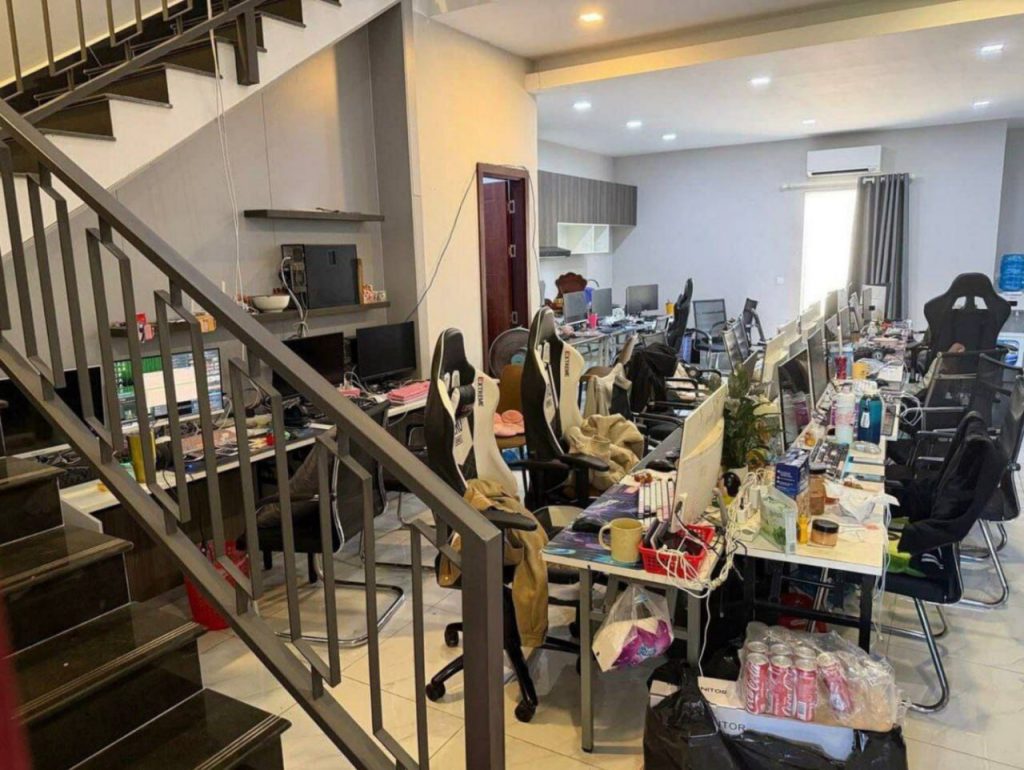 金边突袭28人网络诈骗团伙！27名越南籍”狗推”落网，缴获100部手机+39台显示器-测试测试