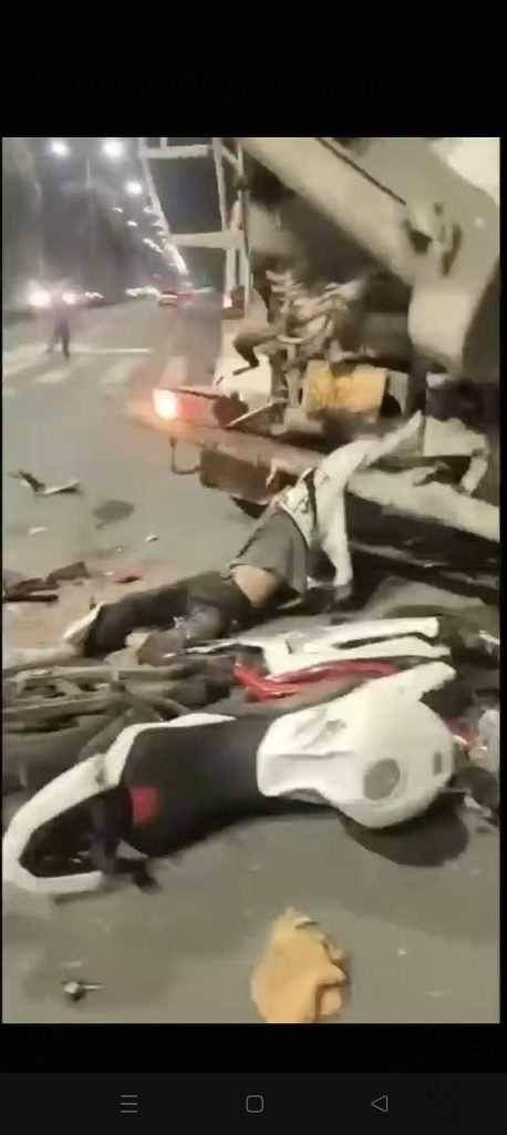 骑士撞上泥土车，脑花🧠飞出来了-测试测试