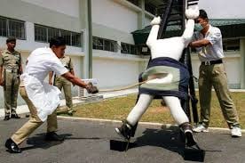 马来西亚直凉酒店突袭！8名中国诈骗犯”躲猫猫”落网-测试测试