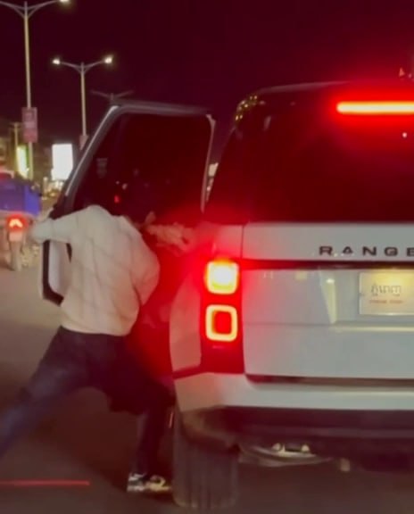 柬埔寨 #网友投稿：刚刚柬埔寨木牌/大街上发生**事件，一个中国人被这伙人连打带踹塞进白色路虎车里了，然后带走了！-测试测试