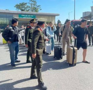 越南新闻 越南下狠手！44名中国人被集体驱逐出境，电子签证直接变“黑名单”！-测试测试