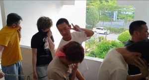 马来西亚法庭惊爆!18名中日籍嫌犯冒充日本警方骗钱,1800万日元血本无归,全员保释后案件延至明年2月!-测试测试