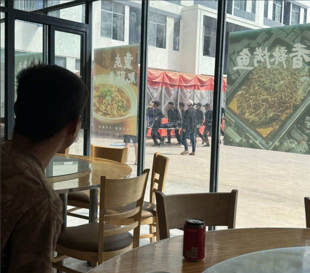 柬埔寨 #网友反馈：刚刚泰国和柬埔寨打战，炮弹掉进奥斯玛园区，炸到一个保安-测试测试